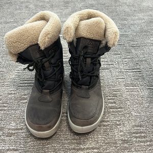 Size 8 women’s snow boots